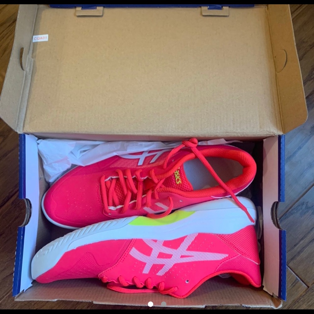 IN BOX! never worn ASICS court shoes!